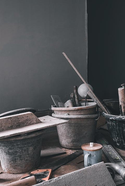 Herramientas para construcción colocadas en el piso