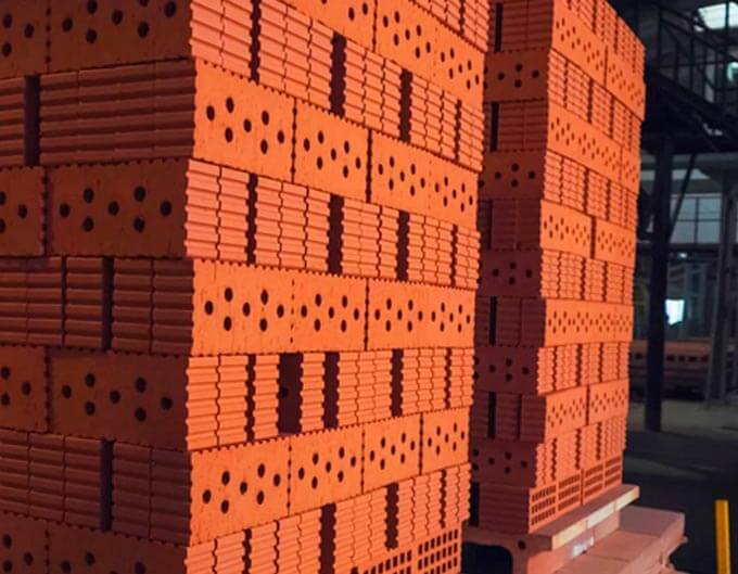 Ladrillos de arcilla cocida apilados en bodega