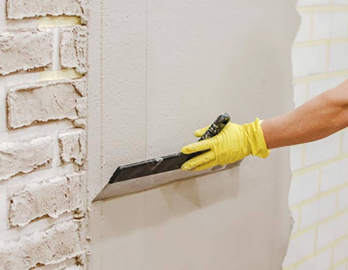 Techo de yeso con mancha de humedad por daños con agua