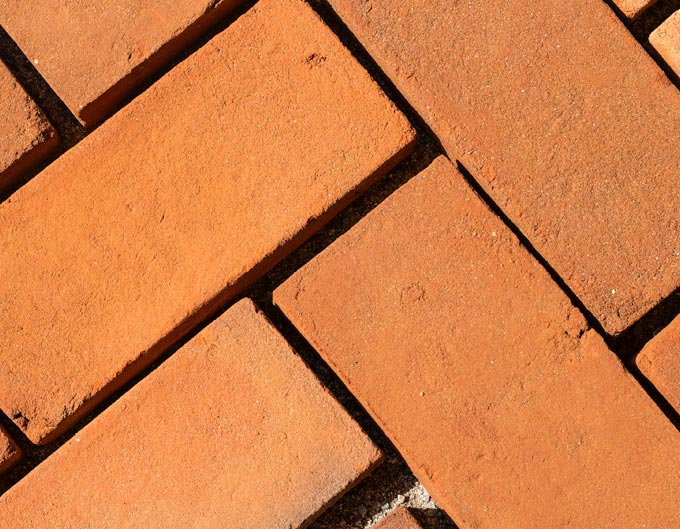 Acercamiento a un muro de ladrillos rojos fabricados para mampostería