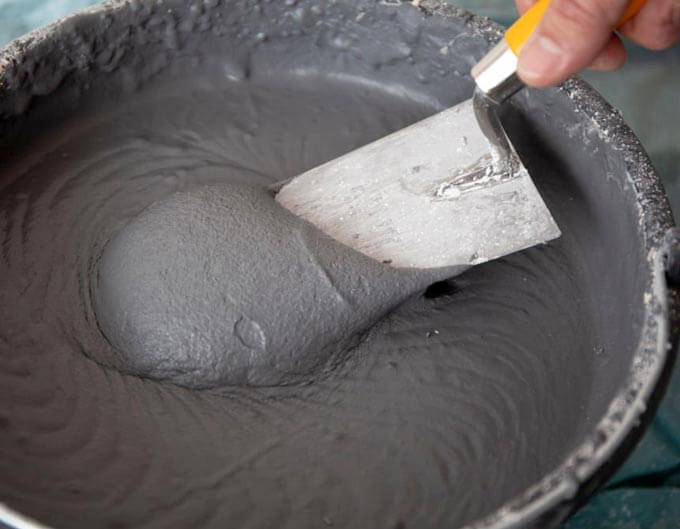 Elaboración de mezcla de mortero para trabajos de mampostería con cuchara de albañíleria