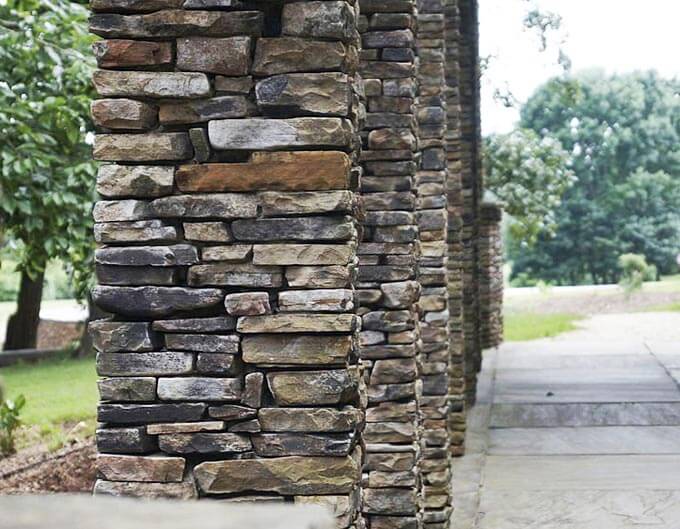 Columnas construídas con elementos de mamposteria en un patio