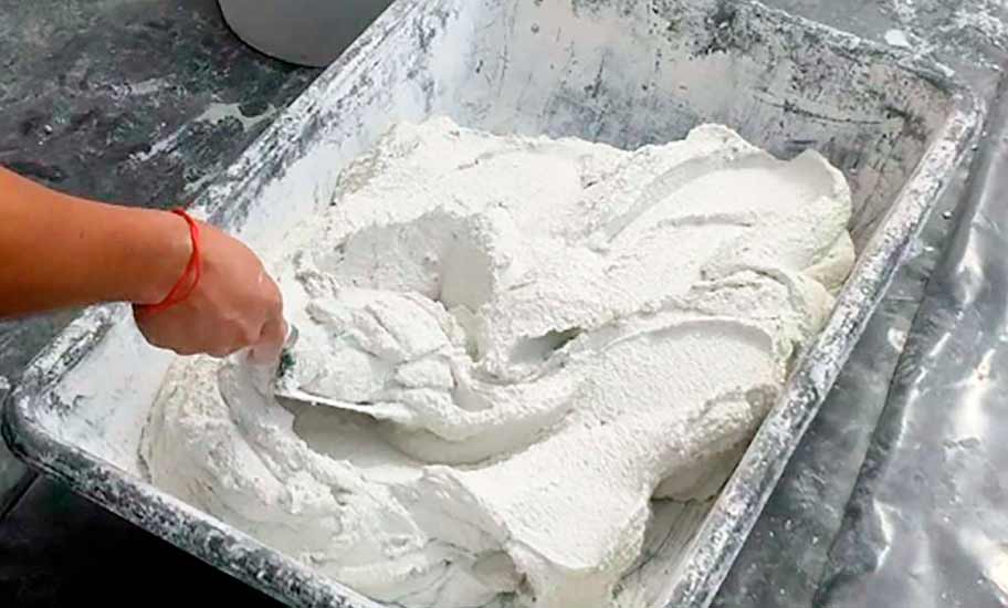 Mezcla de yeso preparado para aplanar paredes interiores