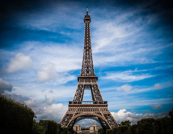 Toma contrapicada de la Torre Eiffel ubicada en Paris, Francia