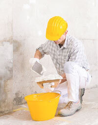 Albañil preparando la mezcla de cemento blanco
