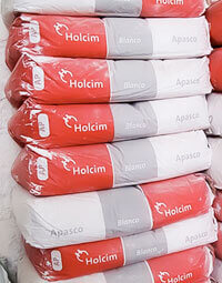 Bultos de cemento blanco apilados y estibados