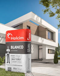 Vista frontal de una casa construida con cemento blanco