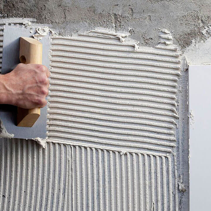Aplicación de cemento blanco sobre muro construido con cemento gris Aplicación de cemento blanco sobre muro construido con cemento gris