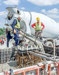 Vertido cemento gris con revolvedora