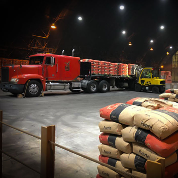 Carga de cemento en bodega para distribución