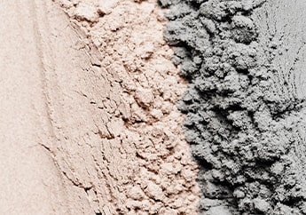 Acercamiento de sustancias en polvo de cemento y acelerante