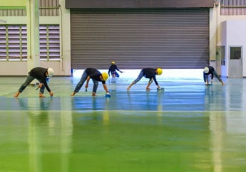 Trabajadores realizando un piso de concreto oxidado verde