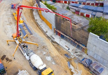 Bomba de concreto tipo telescópica descargando material en una obra