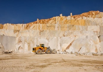 Máquina operando en una cantera