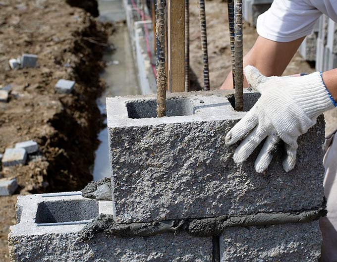 Bloques de cemento portland siendo colocados para la construcción de una casa