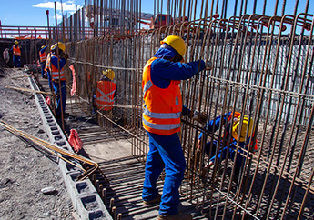 Trabajadores llevando a cabo una cimentación para un edificio Trabajadores llevando a cabo una cimentación para un edificio