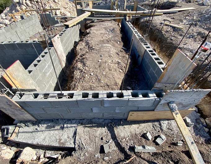 Cimentación para una casa siendo construída con concreto Cimentación para una casa siendo construída con concreto