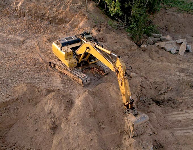 Máquina preparando el terreno para una cimentación profunda Máquina preparando el terreno para una cimentación profunda
