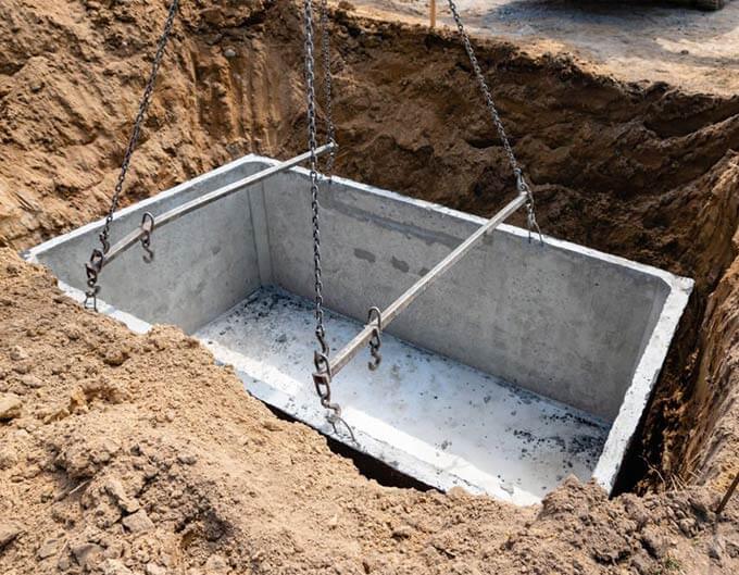 Acercamiento a una cisterna prefabricada recién instalada