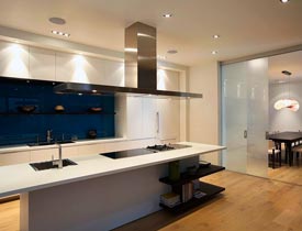 Cocina con barra de cemento con diferentes compartimentos, fregadero y estufa empotrados