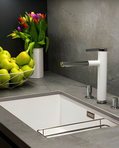 Close up de barra de cocina hecha de concreto pulido