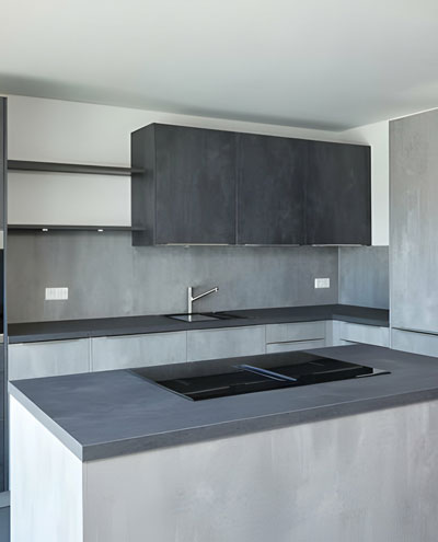 Cocina de concreto pintada en tonos grises