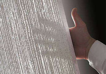 Un hombre sostiene un bloque de concreto translúcido en la mano Un hombre sostiene un bloque de concreto translúcido en la mano