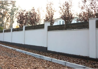 Muro hecho de concreto que divide el territorio de una casa en una zona residencial - diferenicas entre hormigón y concreto Muro hecho de concreto que divide el territorio de una casa en una zona residencial - diferenicas entre hormigón y concreto