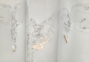 Piso de mármol color beige instalado en una sala