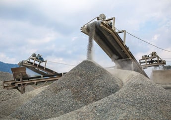 Diversos montículos de grava en distintas partes de una mina de piedra caliza Diversos montículos de grava en distintas partes de una mina de piedra caliza