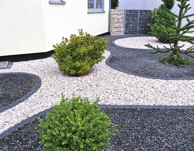 Monticulo de grava gruesa lista para ser mezclada en una construcción