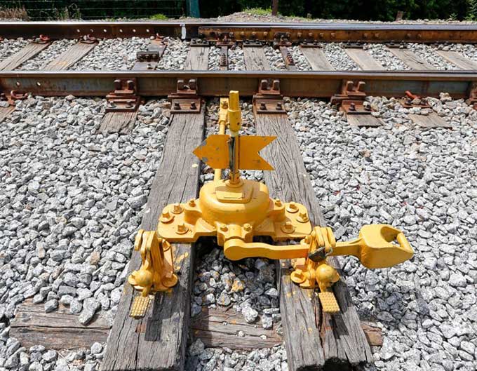 Grava gruesa siendo utilizada para cubrir espacios en las vías de un tren