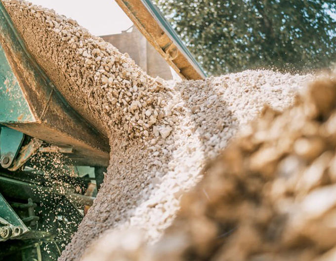 La grava fina formandoun camino decorativo en un jardín