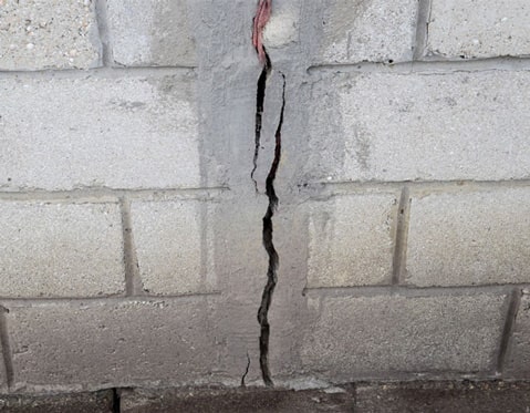Una grieta vertical en una pared construida con blocks de concreto - grietas en muros