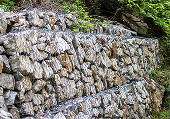 Muro de contención siendo construido con blocks y varillas Muro de contención siendo construido con blocks y varillas