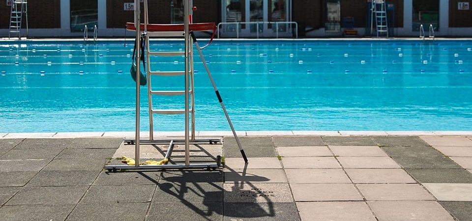 Adoquines cuadrangulares colocadas en la explanada de una piscina