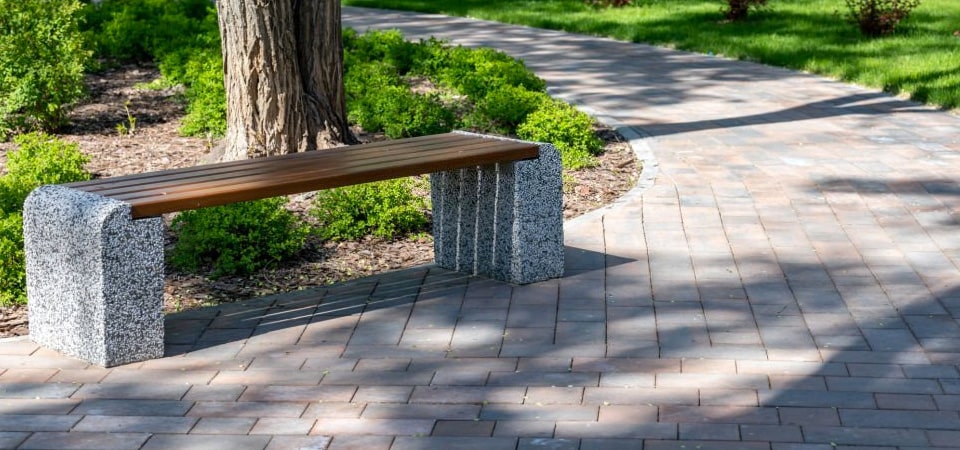 Losas de concreto rectangulares colocadas en un jardín