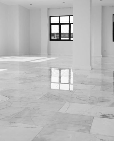 Interior de piso vacio con suelo de mármol color blanco