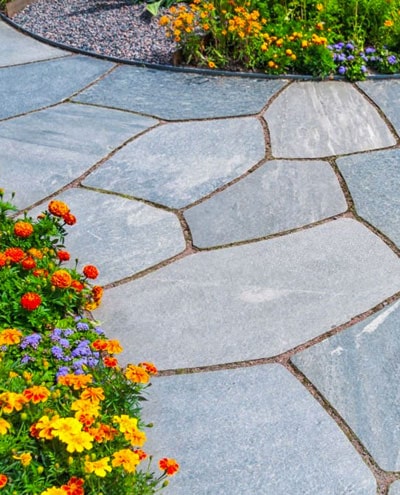 Losetas de piedra natural colocadas en un pasillo exterior