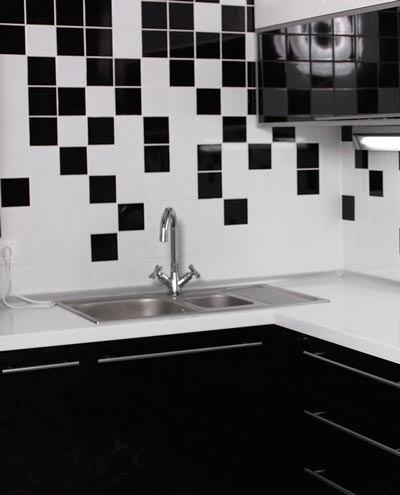 Interior de cocina con mosaico blanco y negro