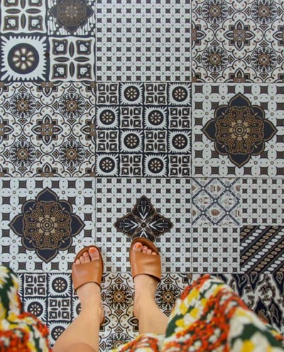 Piso con mosaicos de cerámica retro