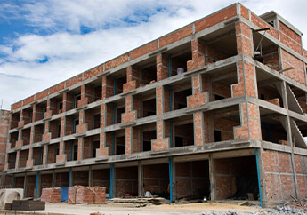 Edficio de departamentos en obra negra en la avenida de una ciudad Edficio de departamentos en obra negra en la avenida de una ciudad