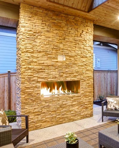 Chimenea revestida de laja piedra