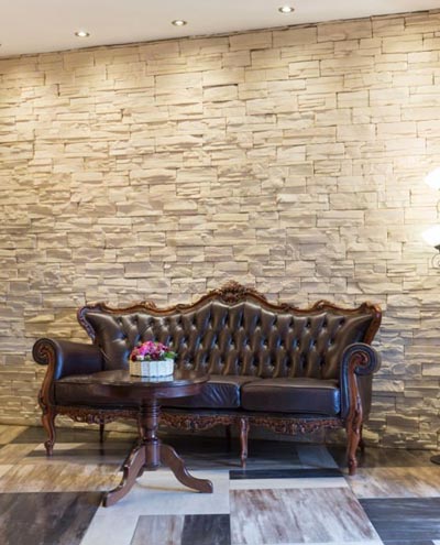 Interior de una casa con paredes hechas con piedras lajas