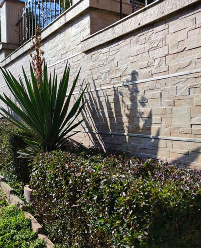 Pared de jardín hecha con laja