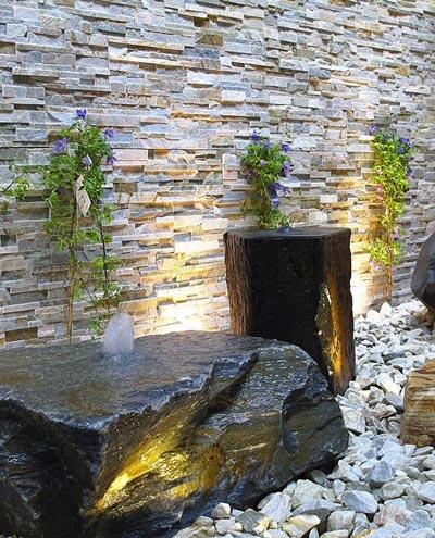 Pared interior hecha de laja piedra