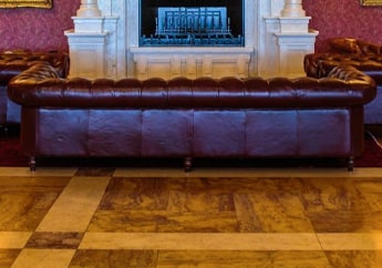 Piso de mármol color beige instalado en una sala