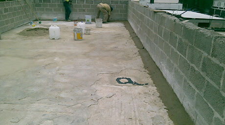 Chaflán de concreto en una azotea durante el proceso de fraguado del material principal