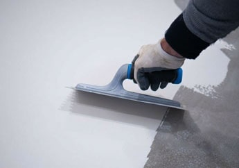 Aplicación de microcemento blanco en una pared