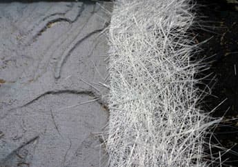 Fibras de vidrio expuestas en el concreto